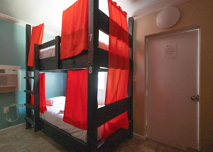 Seashell Motel And International Hostel